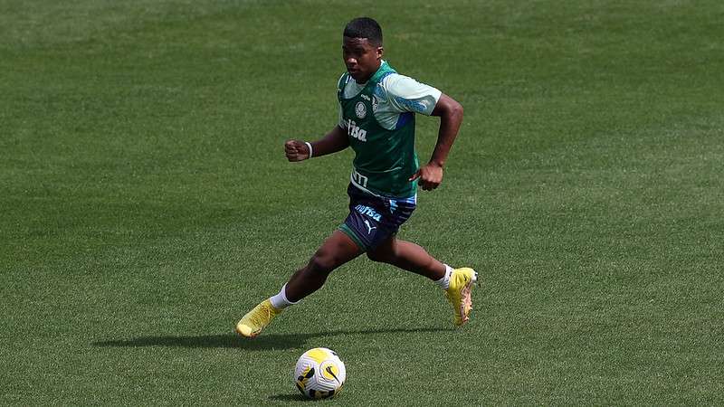 Endrick durante treinamento do Palmeiras na Academia de Futebol.