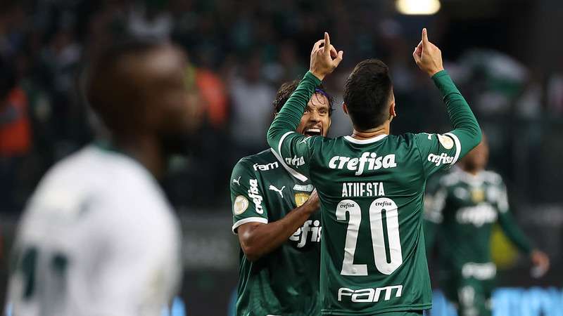 Atuesta comemora seu gol pelo Palmeiras contra o Goiás, durante partida válida pela vigésima primeira rodada do Brasileirão 2022, no Allianz Parque.
