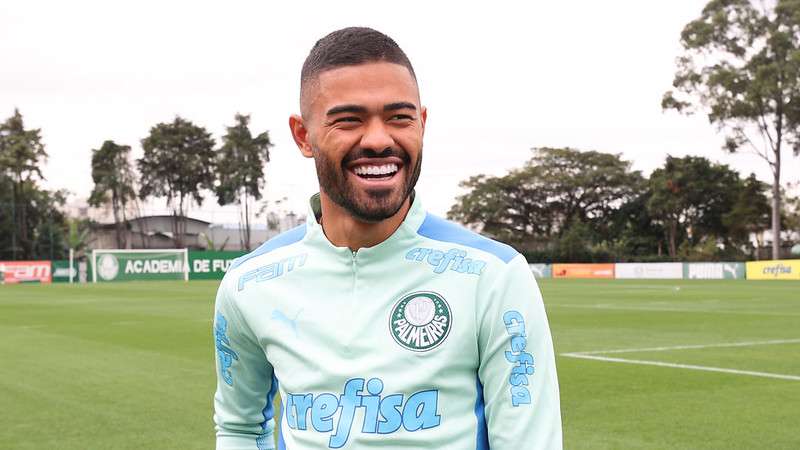 Bruno Tabata conhece a Academia de Futebol do Palmeiras, em São Paulo.