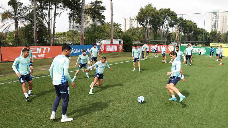 Atletas durante treinamento do Palmeiras na Academia de Futebol, em São Paulo-SP.