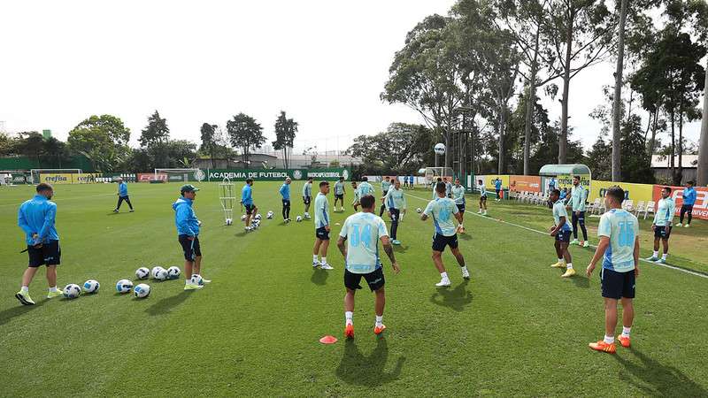 Atletas durante treinamento do Palmeiras na Academia de Futebol, em São Paulo-SP.