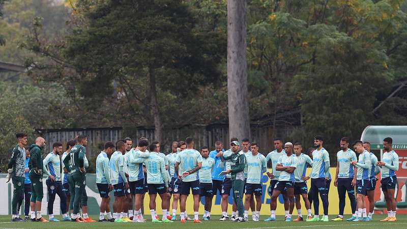 Abel Ferreira conversa com o elenco do Palmeiras durante treinamento, na Academia de Futebol.