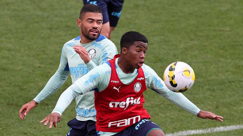 Bruno Tabata e Endrick durante treinamento do Palmeiras, na Academia de Futebol.