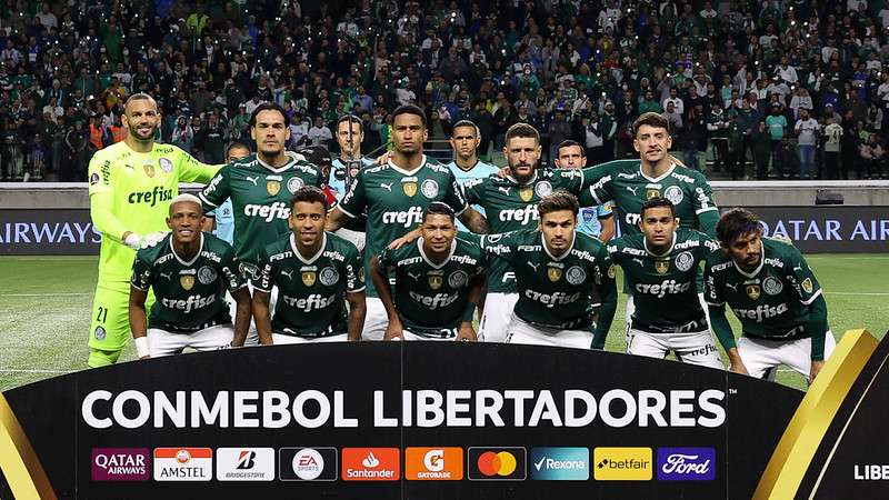 Equipe do Palmeiras posa para foto oficial antes do jogo contra o Atlético-MG, durante segunda partida válida pelas quartas de final da Libertadores 2022, no Allianz Parque.