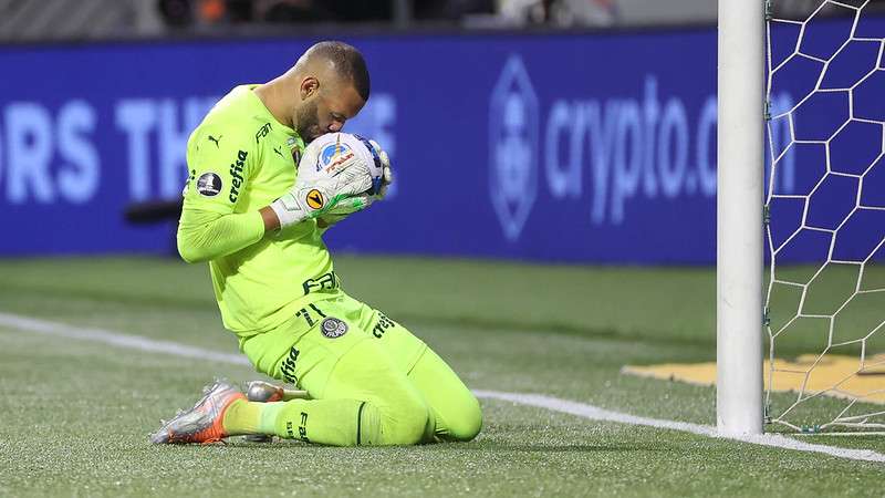 Weverton defende pênalti pelo Palmeiras em cobrança alternada no jogo contra o Atlético-MG, durante segunda partida válida pelas quartas de final da Libertadores 2022, no Allianz Parque.