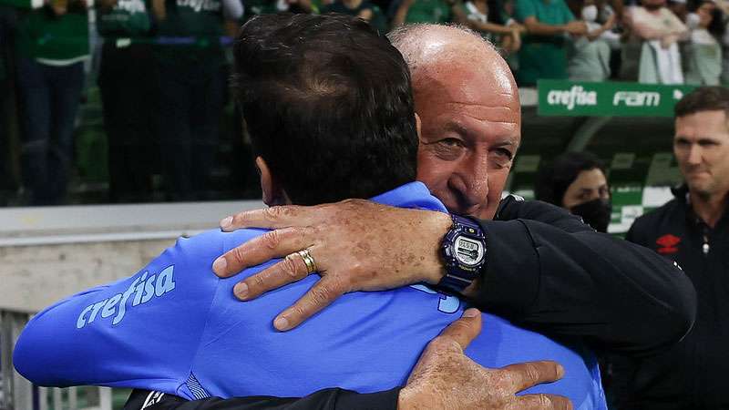 Abel Ferreira e Felipão se cumprimentam em jogo do Palmeiras contra o Athletico-PR, durante partida válida pela décima quinta rodada do Brasileirão 2022, no Allianz Parque.