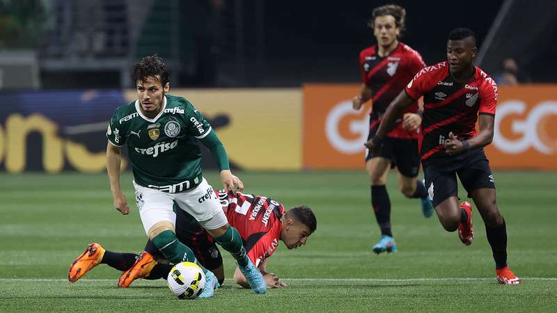Raphael Veiga do Palmeiras em disputa com Hugo Moura do Athletico-PR, durante partida válida pela décima quinta rodada do Brasileirão 2022, no Allianz Parque.