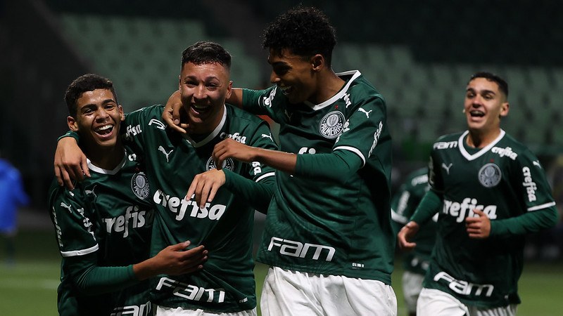 Atletas do Palmeiras comemoram o quarto gol na vitória sobre o SCCP, válida pela segunda rodada do Brasileiro Sub-17, no Allianz Parque, em São Paulo-SP.