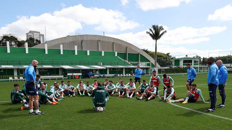 Abel Ferreira conversa com o elenco durante treinamento do Palmeiras, na Academia de Futebol.