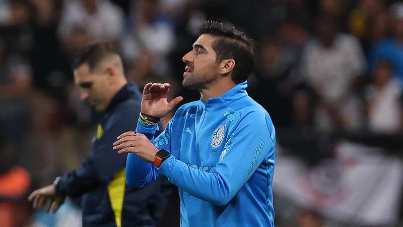 Abel Ferreira em jogo do Palmeiras contra o SCCP, durante partida válida pela vigésima segunda rodada do Brasileirão 2022, no Itaquerão.