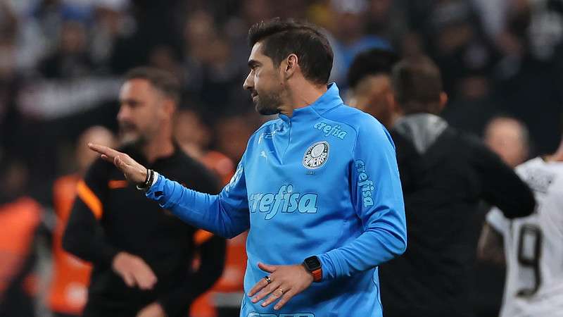 Abel Ferreira em jogo do Palmeiras contra o SCCP, durante partida válida pela vigésima segunda rodada do Brasileirão 2022, no Itaquerão.