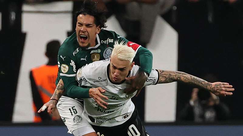 Gustavo Gómez do Palmeiras em disputa com Roger Guedes do SCCP, durante partida válida pela vigésima segunda rodada do Brasileirão 2022, no Itaquerão.