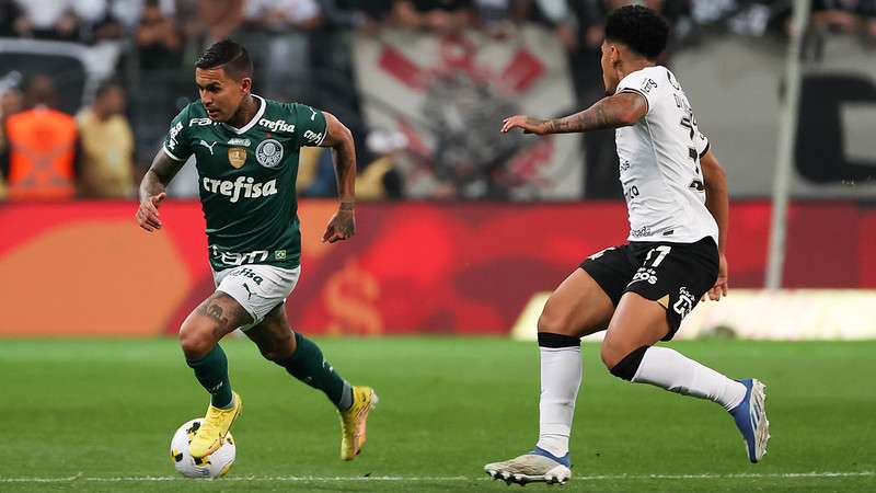 Dudu do Palmeiras em disputa com Du Queiroz do SCCP, durante partida válida pela vigésima segunda rodada do Brasileirão 2022, no Itaquerão.
