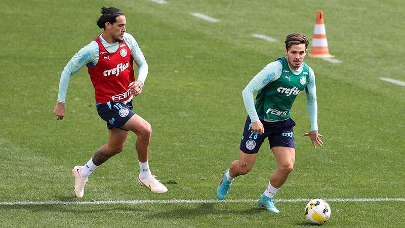 Gustavo Gómez e Raphael Veiga durante treinamento do Palmeiras, na Academia de Futebol.