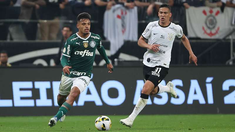 Gabriel Menino do Palmeiras em disputa com Balbuena do SCCP, durante partida válida pela vigésima segunda rodada do Brasileirão 2022, no Itaquerão.