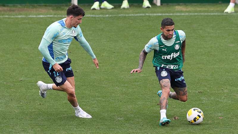 Piquerez e Dudu durante treinamento do Palmeiras, na Academia de Futebol.