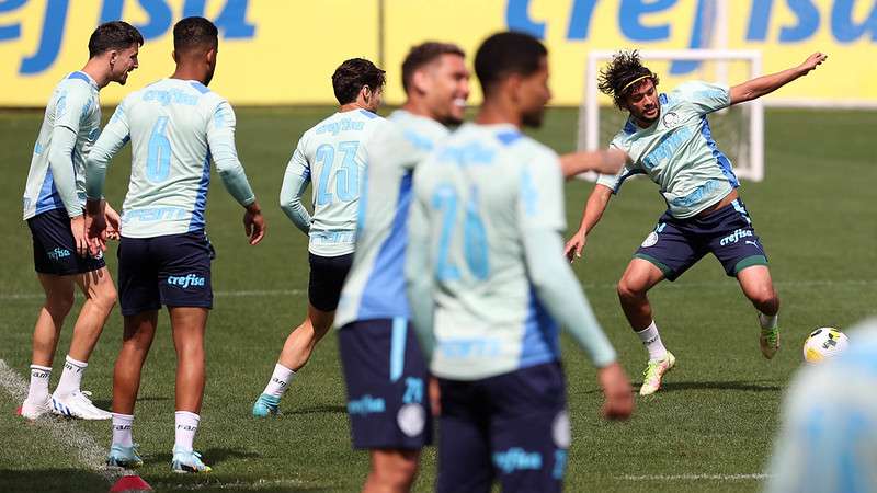 Atletas do Palmeiras durante treinamento na Academia de Futebol.