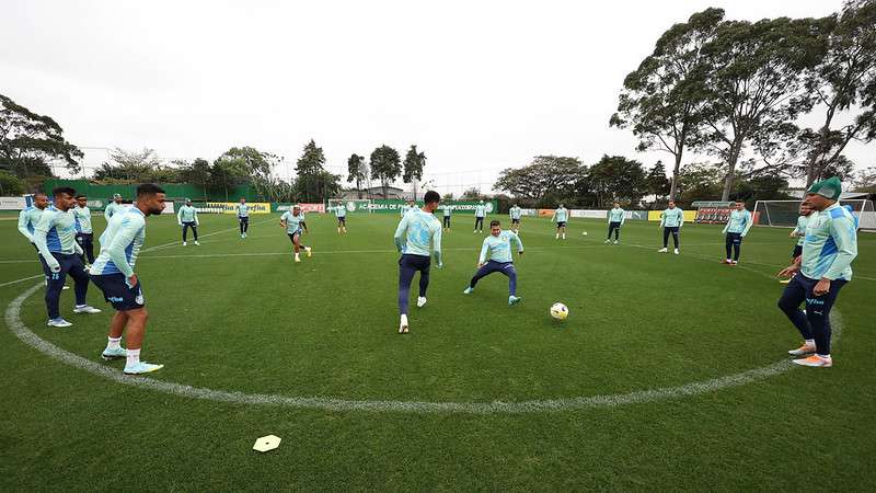 Atletas do Palmeiras durante treinamento na Academia de Futebol.