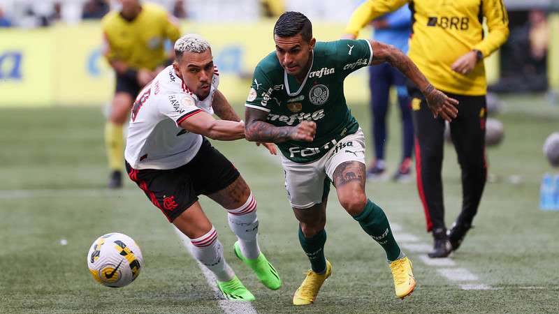 Dudu do Palmeiras em disputa com Matheuzinho do Flamengo, durante partida válida pela vigésima terceira rodada do Brasileirão 2022, no Allianz Parque.