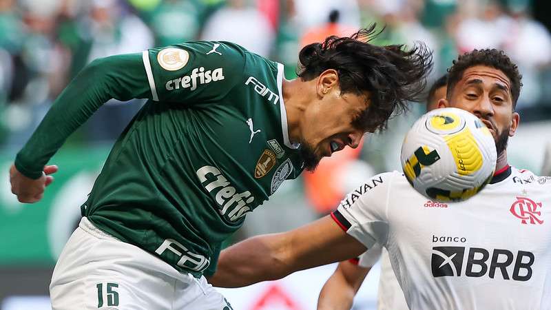 Gustavo Gómez do Palmeiras em disputa com Pablo do Flamengo, durante partida válida pela vigésima terceira rodada do Brasileirão 2022, no Allianz Parque.