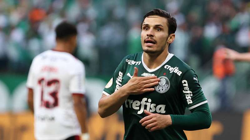 Raphael Veiga comemora seu gol pelo Palmeiras contra o Flamengo, durante partida válida pela vigésima terceira rodada do Brasileirão 2022, no Allianz Parque.