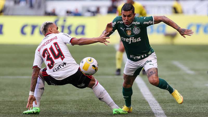 Dudu do Palmeiras em disputa com Matheuzinho do Flamengo, durante partida válida pela vigésima terceira rodada do Brasileirão 2022, no Allianz Parque.