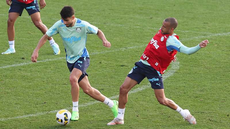 López e Mayke durante treinamento do Palmeiras na Academia de Futebol.