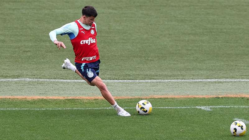 Piquerez durante treinamento do Palmeiras na Academia de Futebol.