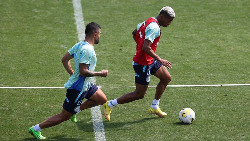 Bruno Tabata e Danilo durante treinamento do Palmeiras, na Academia de Futebol.