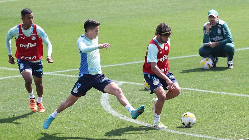 Vanderlan, Atuesta e Gustavo Scarpa realizam atividades observados por Abel Ferreira, durante treinamento do Palmeiras, na Academia de Futebol.