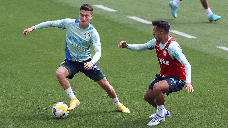 Atuesta e Gabriel Menino durante treinamento do Palmeiras, na Academia de Futebol.