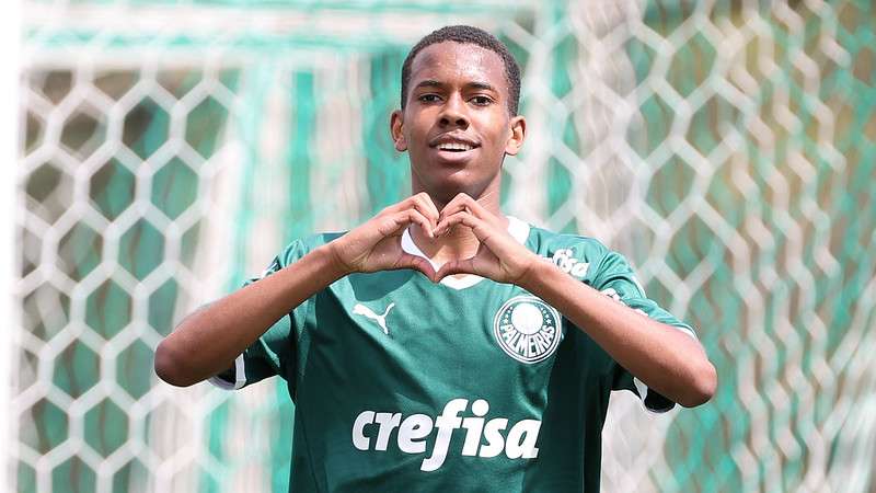 Estêvão comemora seu gol na vitória do  Palmeiras contra a Ponte Preta, em partida válida pela segunda rodada da terceira fase do Campeonato Paulista Sub-17, na Academia de Futebol 2, em Guarulhos-SP.