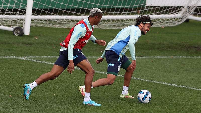 Danilo e Gustavo Scarpa durante treinamento do Palmeiras na Academia de Futebol.