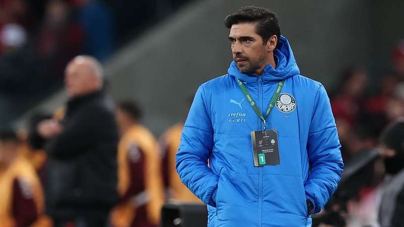 Abel Ferreira em jogo do Palmeiras contra o Athletico-PR, durante primeira partida válida pelas semifinais da Libertadores 2022, na Arena da Baixada.