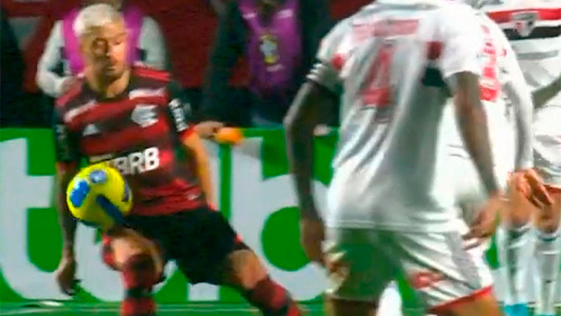 De arrascaeta, do Flamengo, em suposto toque de mão no início da jogada de gol do Flamengo, que a arbitragem considerou legal.