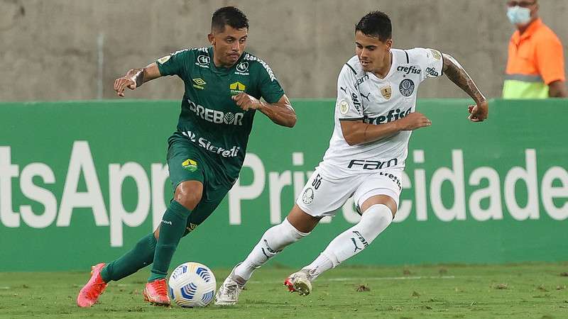 Lucas Freitas em disputa pelo Palmeiras contra o Cuiabá, durante partida válida pela trigésima sexta rodada do Brasileirão 2022, na Arena Pantanal.