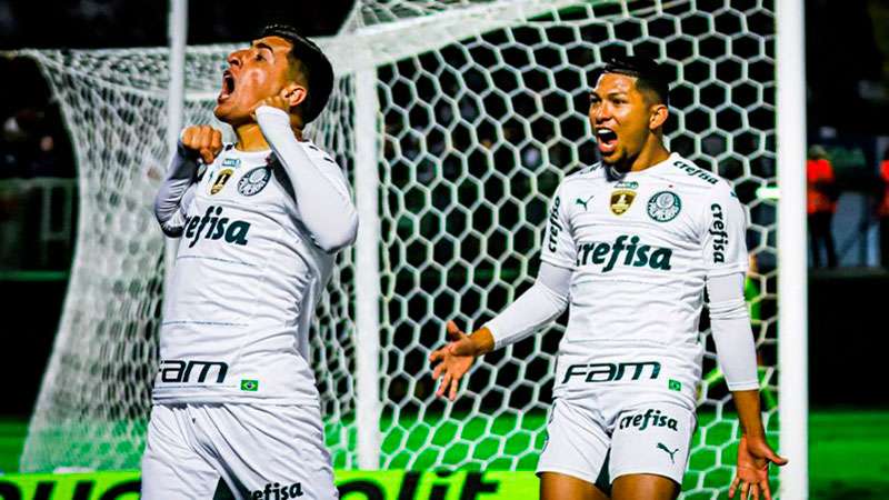 Merentiel volta a jogar e celebra 1º gol pelo Palmeiras.