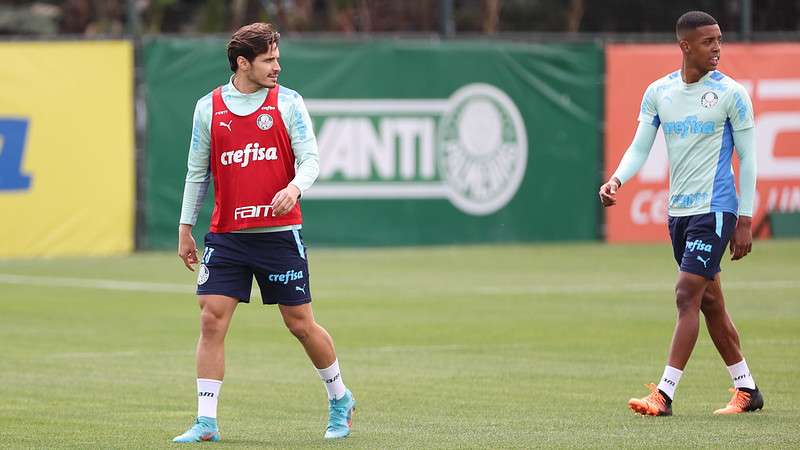 Raphael Veiga e Vanderlan durante treinamento do Palmeiras na Academia de Futebol, em São Paulo-SP.