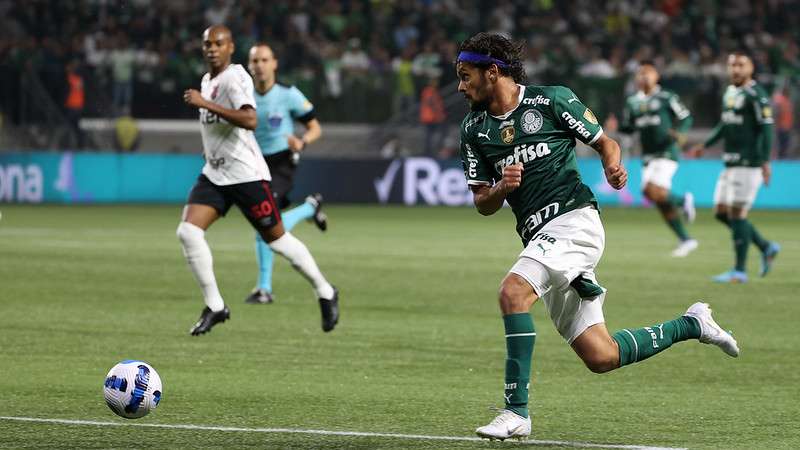 Gustavo Scarpa em jogo do Palmeiras contra o Athlético-PR, na segunda partida válida pela semifinal da Libertadores 2022, no Allianz Parque, em São Paulo-SP.