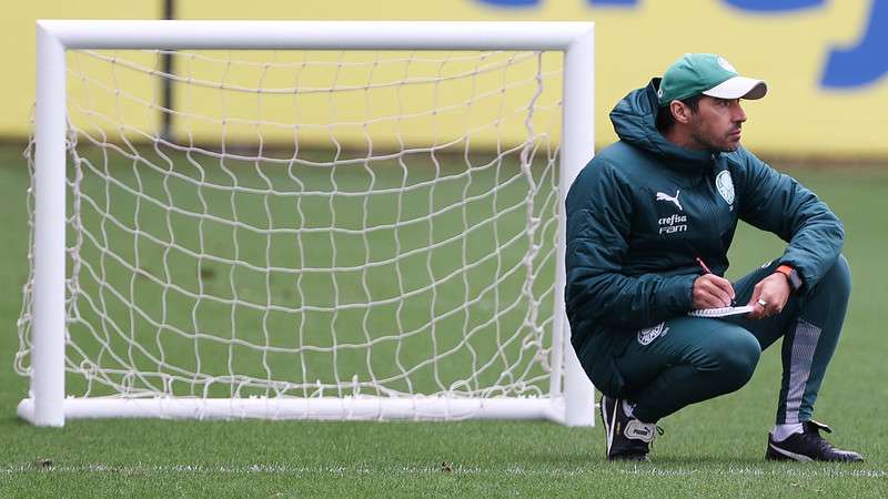 Abel Ferreira durante treinamento do Palmeiras na Academia de Futebol.