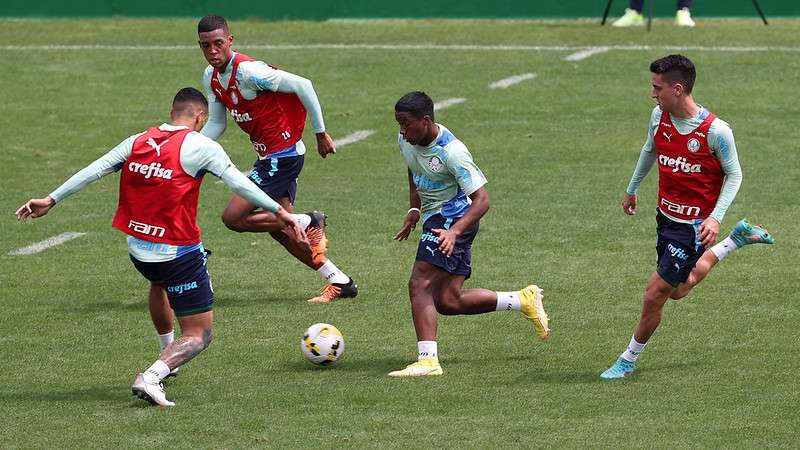 Naves, Vanderlan, Endrick e Atuesta durante treinamento do Palmeiras, na Academia de Futebol.