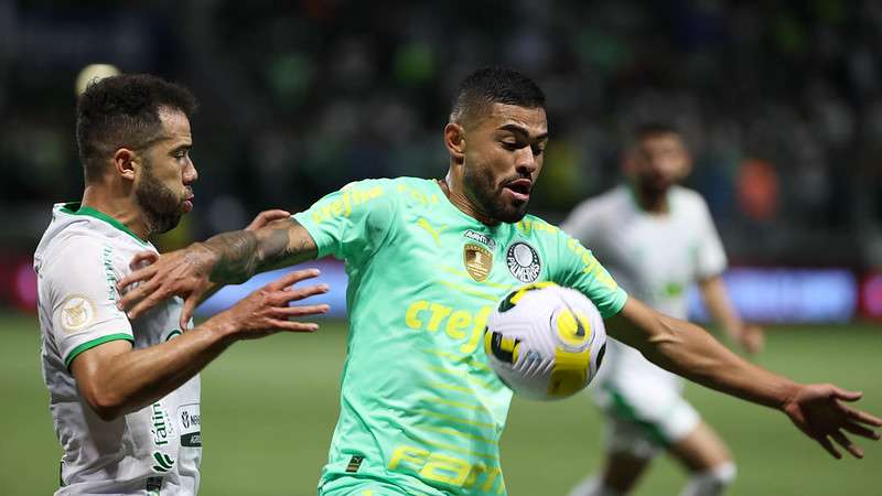 Bruno Tabata em disputa pelo Palmeiras contra o Juventude, durante partida válida pela vigésima sexta rodada do Brasileirão 2022, no Allianz Parque.