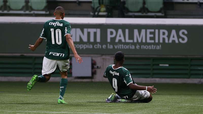 Jhonatan e Endrick comemoram um dos gols na goleada do Palmeiras por 5x2 contra o Athletico-PR, em partida válida pela primeira semifinal do Campeonato Brasileiro Sub-20, no Allianz Parque, em São Paulo-SP.