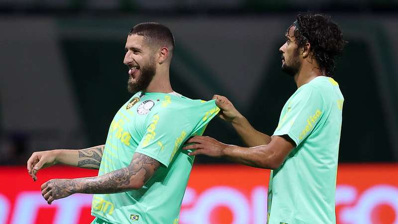 Zé Rafael comemora seu gol com Gustavo Scarpa pelo Palmeiras contra o Juventude, durante partida válida pela vigésima sexta rodada do Brasileirão 2022, no Allianz Parque.