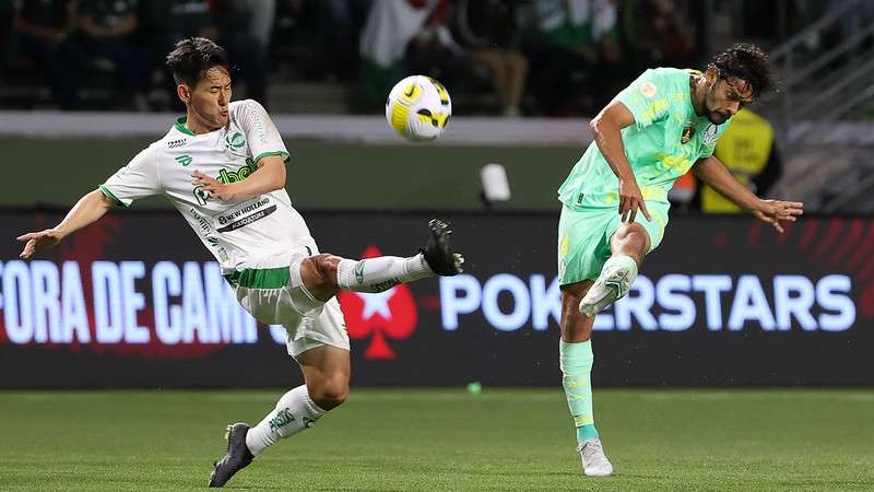 Gustavo Scarpa do Palmeiras em disputa com Chico do Juventude, durante partida válida pela vigésima sexta rodada do Brasileirão 2022, no Allianz Parque.
