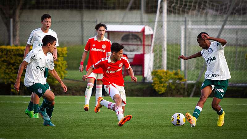 Palmeiras goleia Internacional e se consolida no G4 do Brasileiro Sub-17.