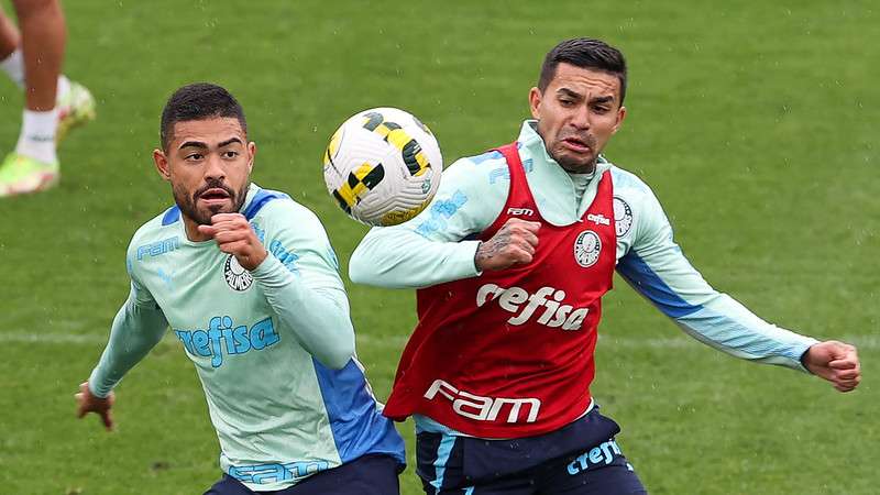 Bruno Tabata e Dudu durante treinamento do Palmeiras, na Academia de Futebol.