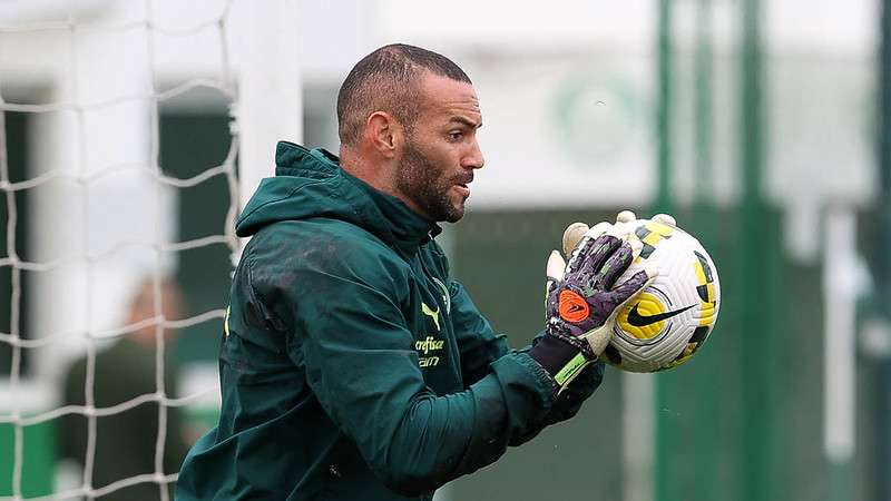 Weverton durante treinamento do Palmeiras, na Academia de Futebol.