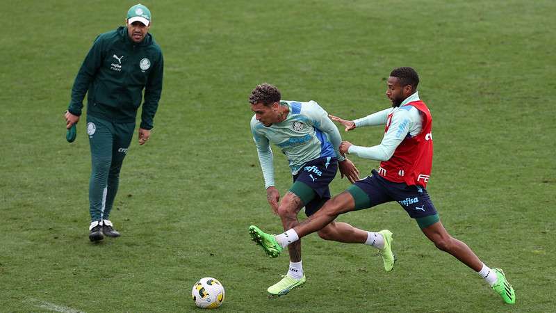 Abel observa Rafael Navarro e Wesley durante treinamento do Palmeiras, na Academia de Futebol.