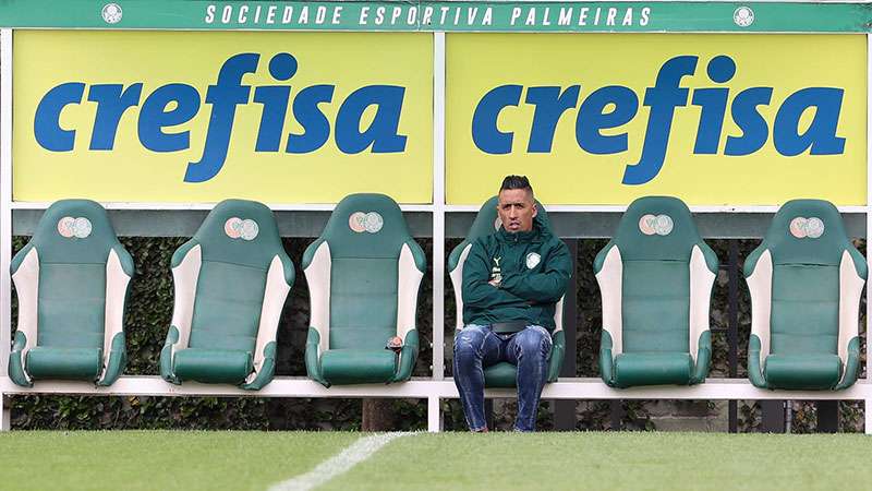 O ex-jogador Lucas Barrios observa treinamento do Palmeiras, na Academia de Futebol.